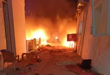 النيران تشتعل في مستشفى المعمداني بعد قصفه من قبل الاحتلال الإسرائيلي